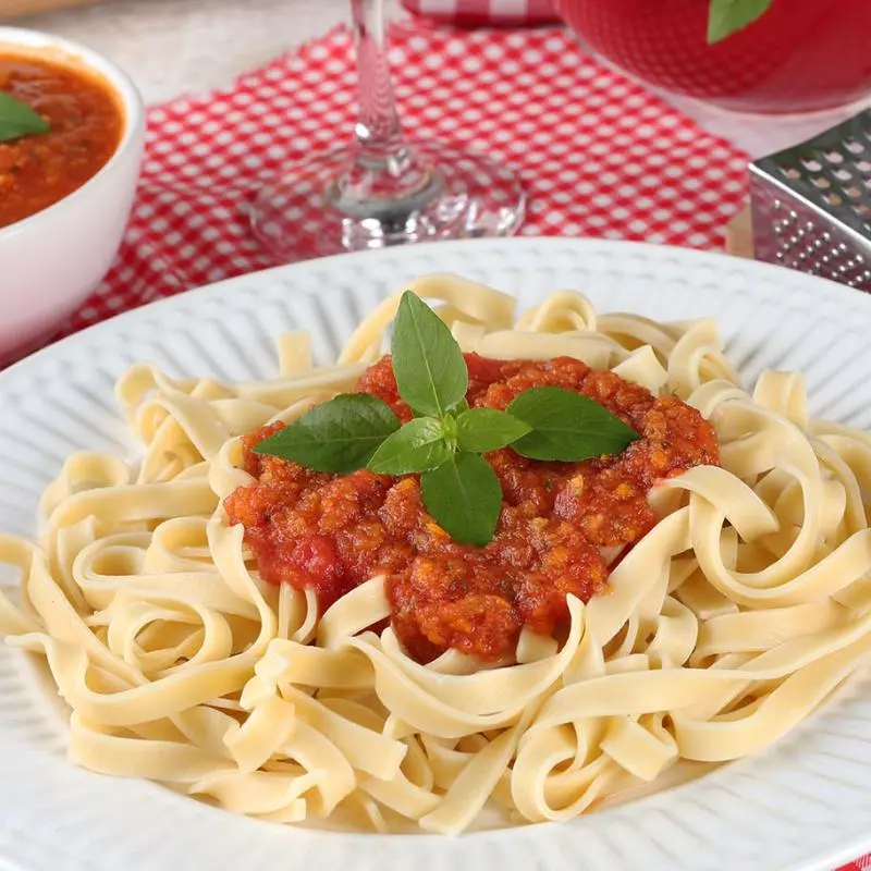 FETTUCCINE AO MOLHO POMODORO