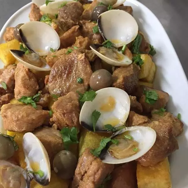 Carne de Porco à Alentejana