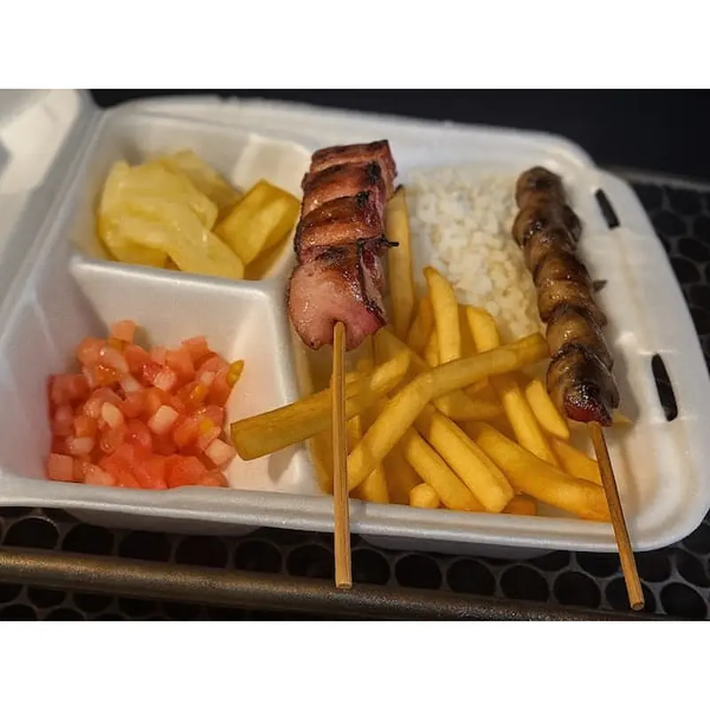 Arroz Branco + 2 Espetos + Fritas + Mandioca Cozida + Vinagrete e Farofa.