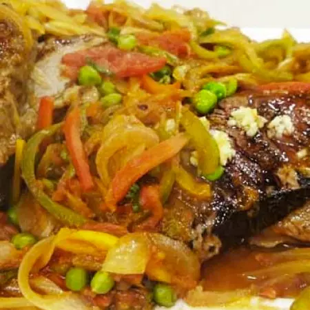 BIFE A LA CRIOLLA + GUARNICIÓN