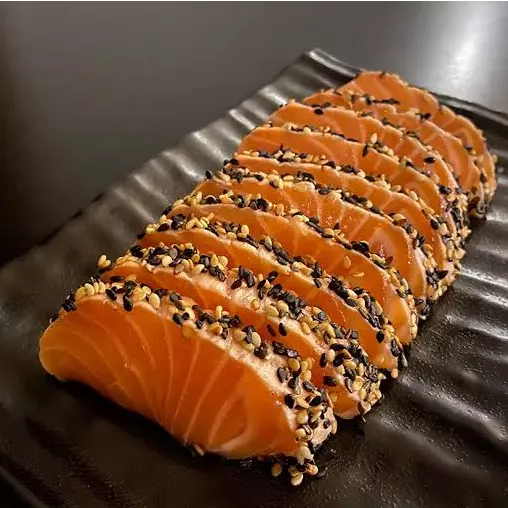 Sashimi salmão na crosta de gergelim