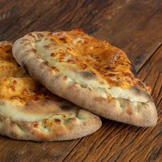 CALZONE FRANGO COM REQUEIJAO E BACON