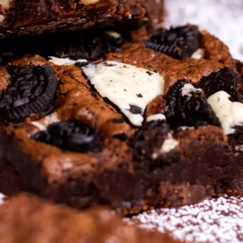 Brownie con galleta oreo