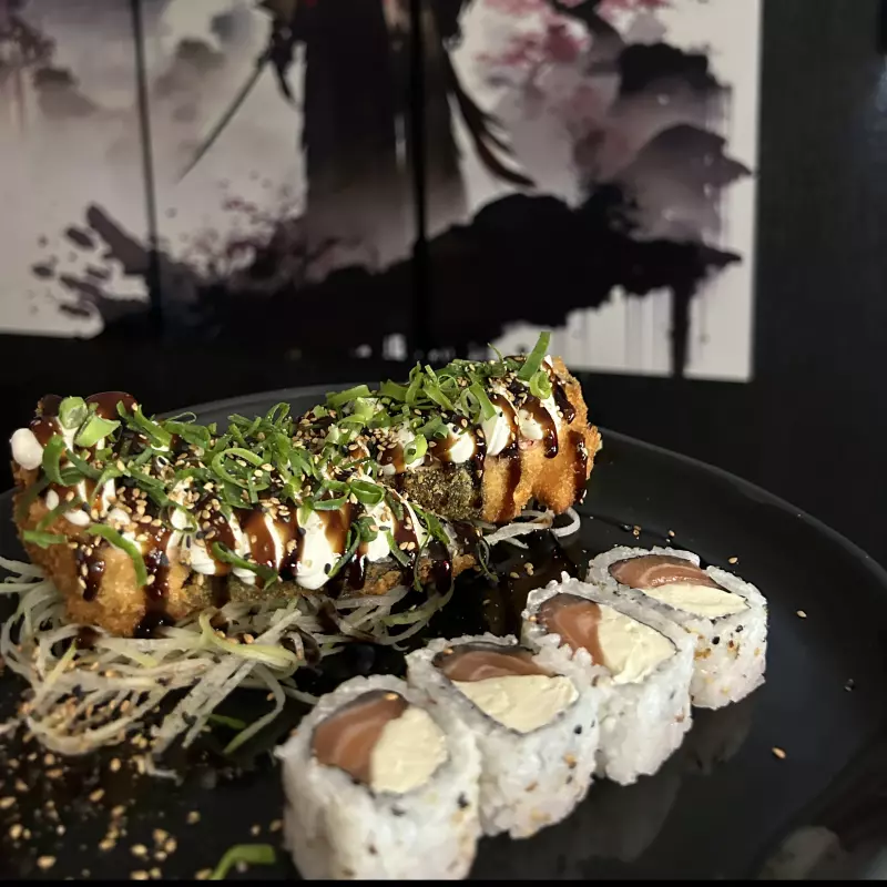 Temaki Hot filadelfia + Uramaki fila