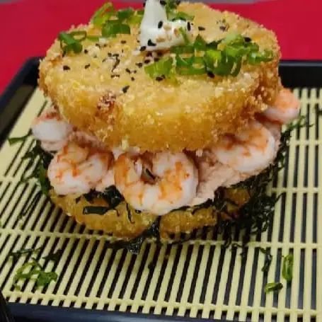Sushi burguer de camarão empanado
