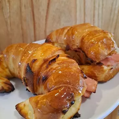 Medialuna con jamon y queso