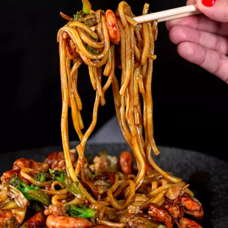 YAKISSOBA DE CAMARÃO