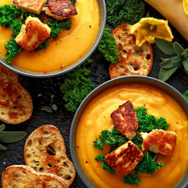 Crema de Pejibaye con hojas de Kale