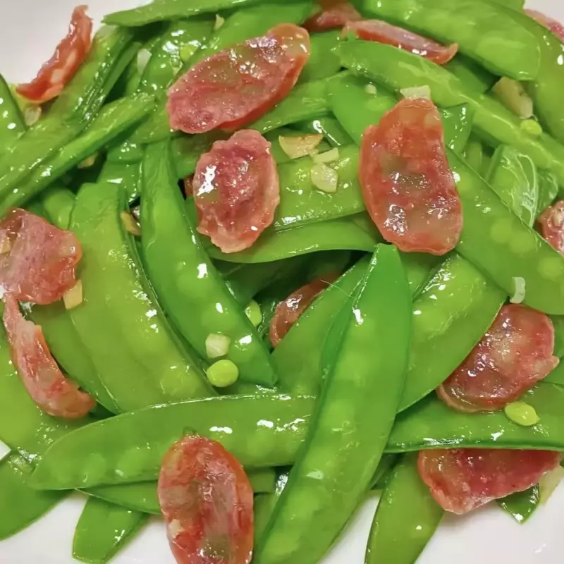 GUISANTE SALTEADO CON SALCHICH荷兰豆炒腊肠