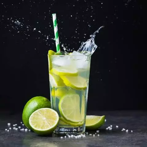 Gin tônica caipirinha de limão