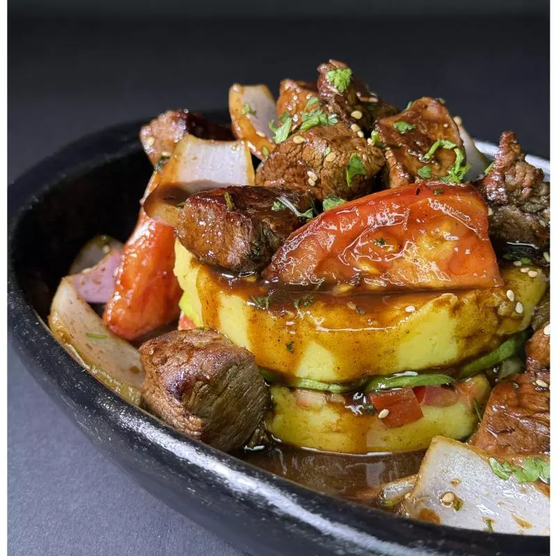 Causa con lomo Saltado.