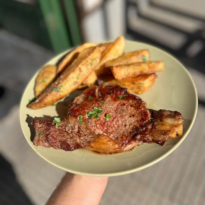 Bife de chorizo c/ papas rusticas.