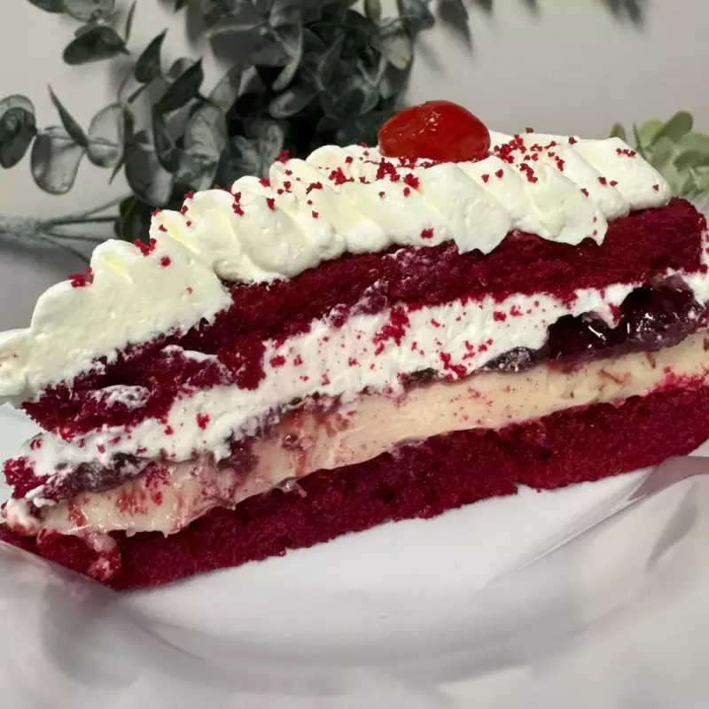 Bolo Red velvet com geleia e cream