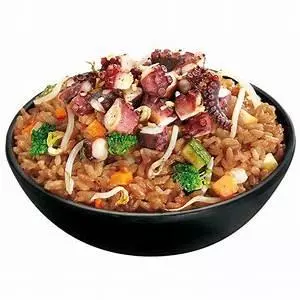 24. YAKIMESHI CON PULPO 400G.