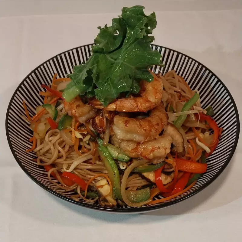 YAKISOBA SALMON O LANGOSTINO