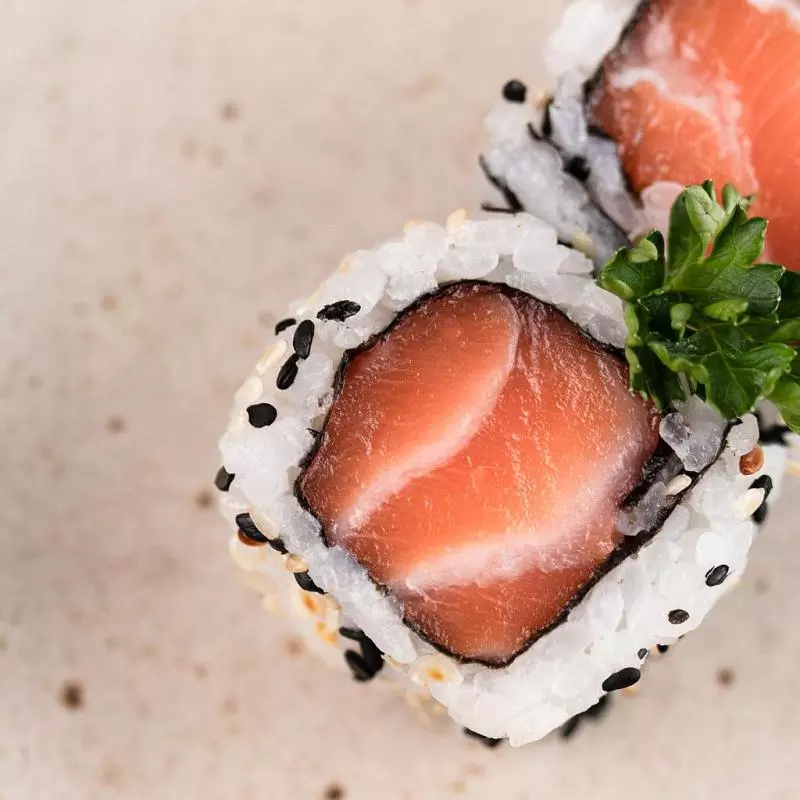 Uramaki + salmão - arroz