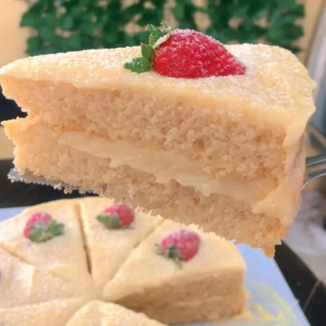 Bolo fatia Ninho com morango