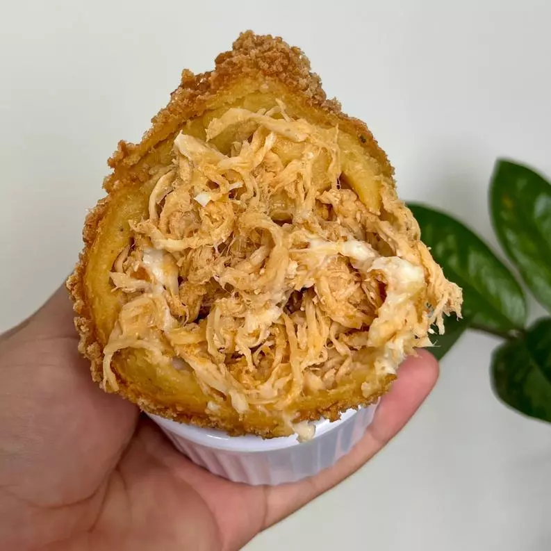 COXINHA DE FRANGO COM REQUEIJÃO
