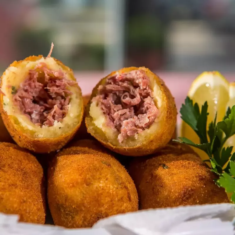 Croquete de mandioca com carne seca