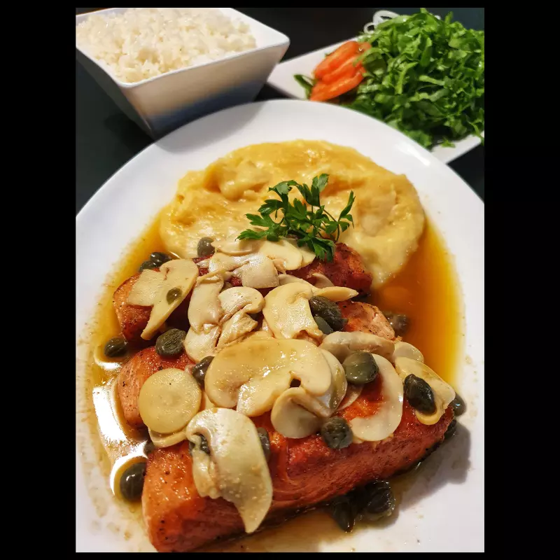 SALMÃO COM ALCAPARRAS E CHAMPIGNON