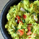 Guacamole com chips de batata doce