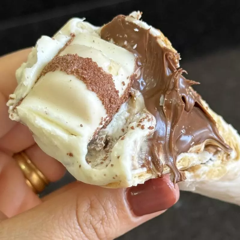 Cone Explosão Kinder Bueno branco