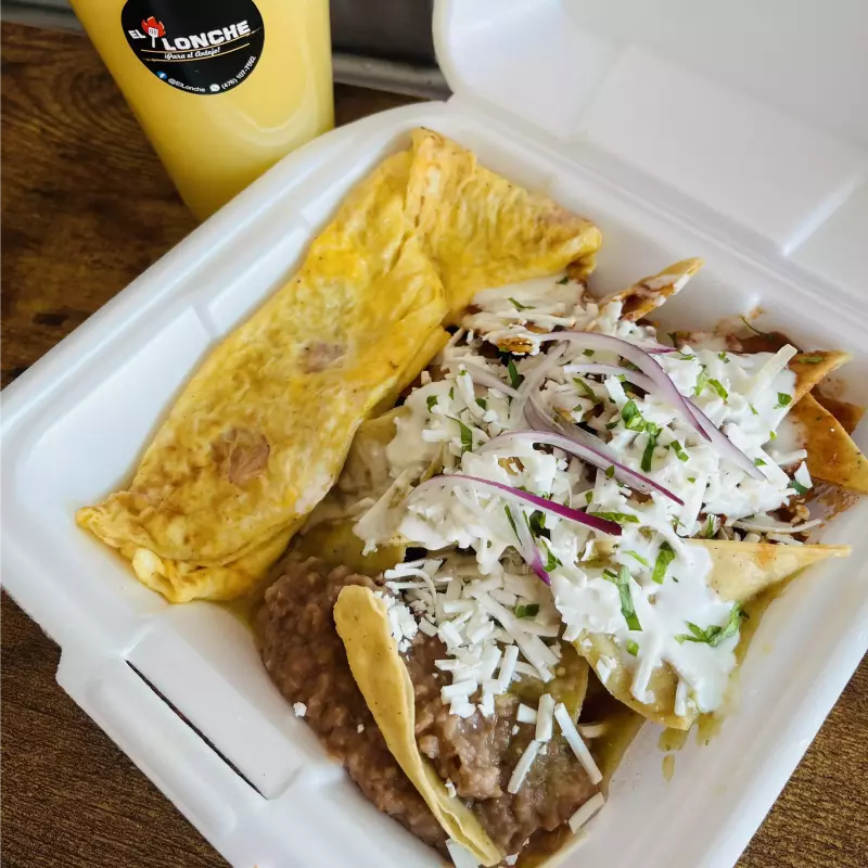 HUEVOS CON CHILAQUILES