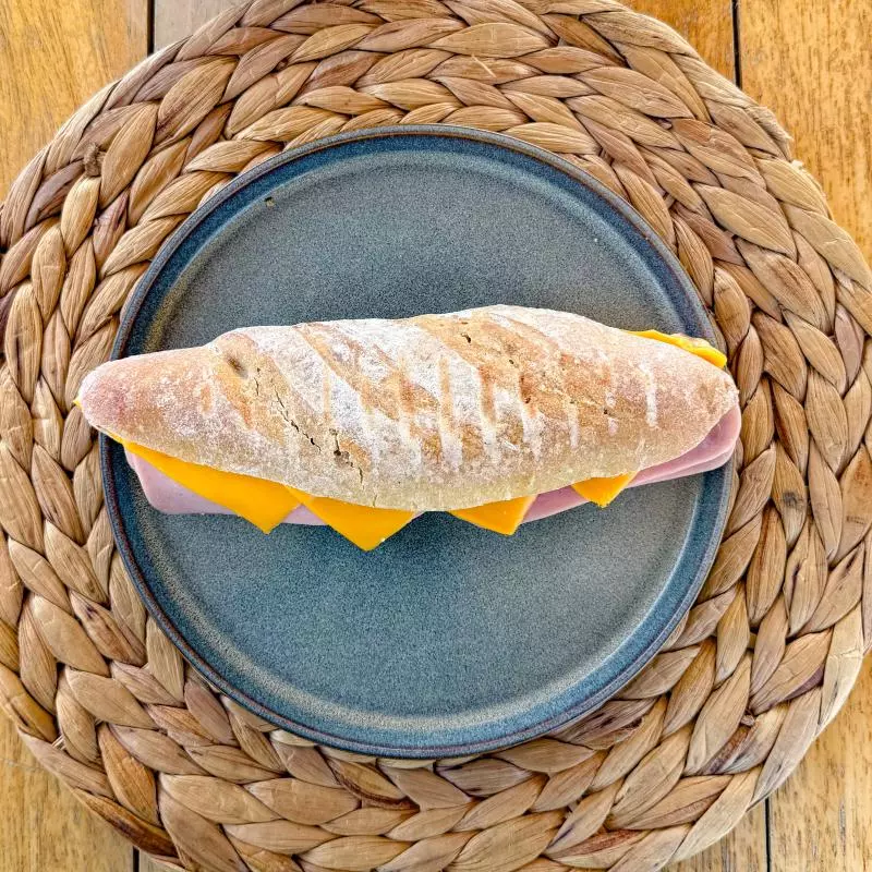 Baguettino con jamón y queso