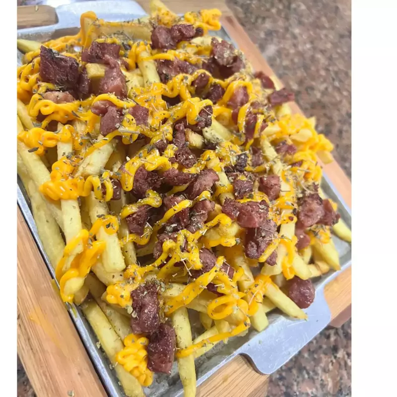 Fritas com cheddar e bacon