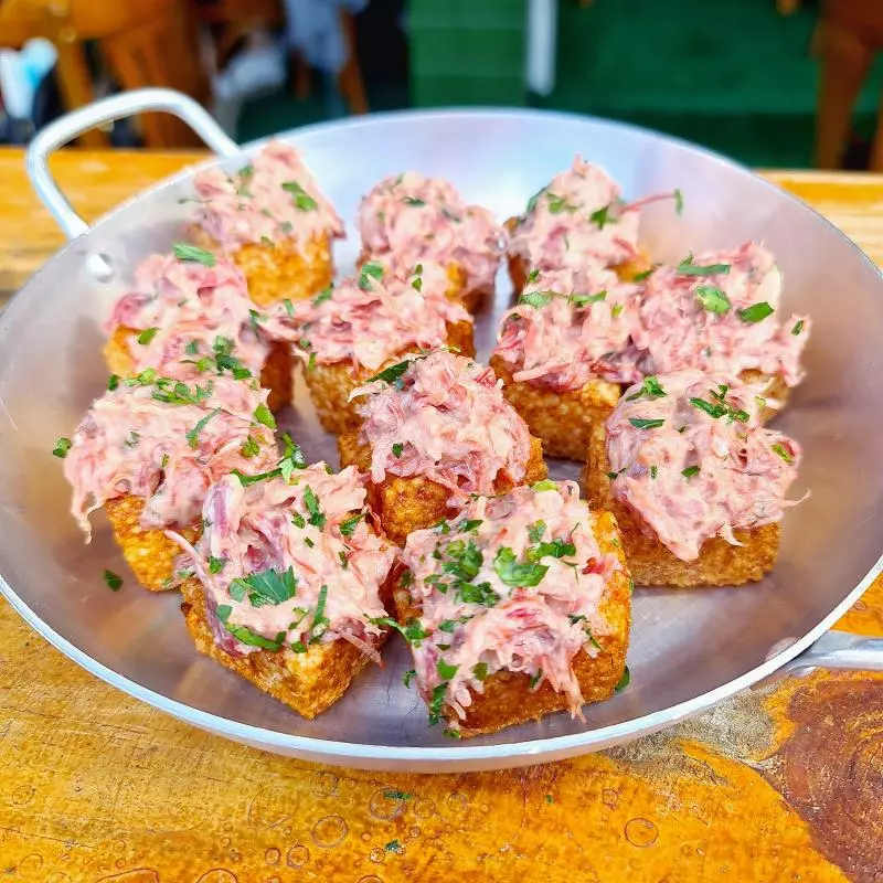 Dadinho de Tapioca com Carne seca cremosa