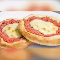 Esfiha de calabresa com queijo