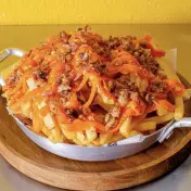 Patatas Fritas con Cheddar y Bacon.