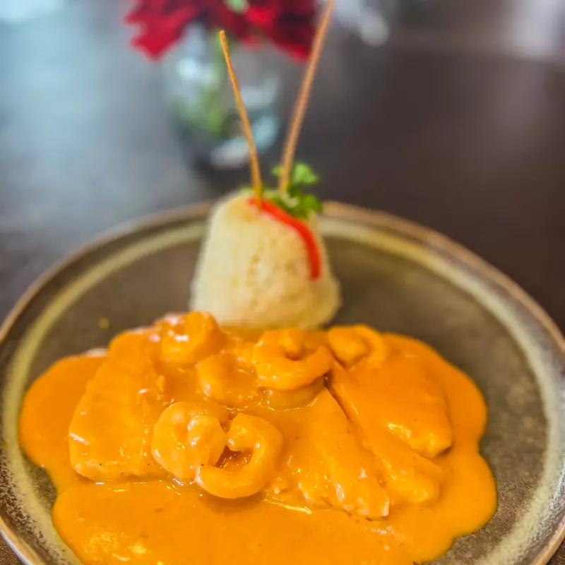 Salmón en salsa de camarones