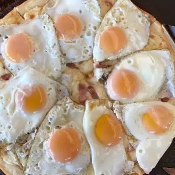 panceta y huevos y papas fritas