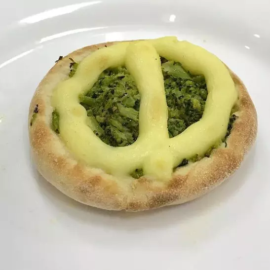 Esfiha de brócolis com catupiry