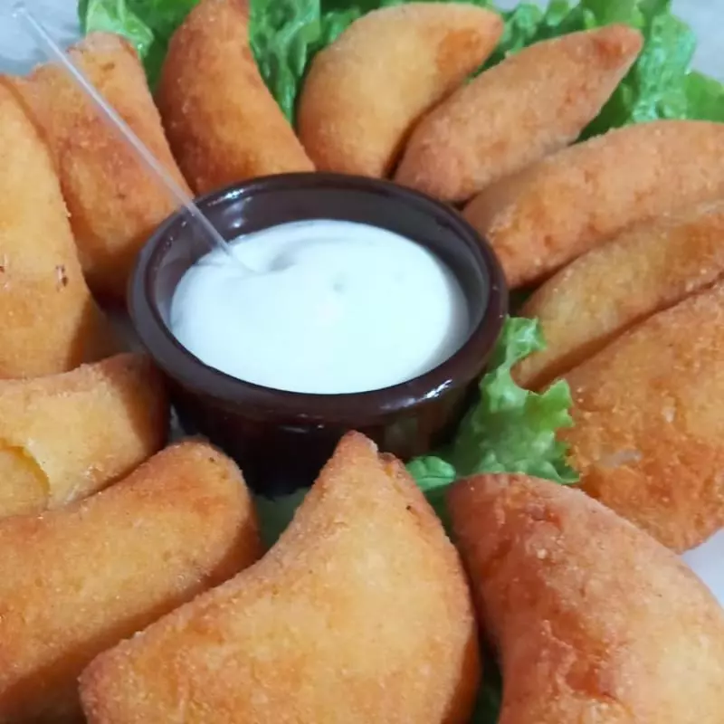 BOLINHO DE CAMARÃO COM CATUPIRY