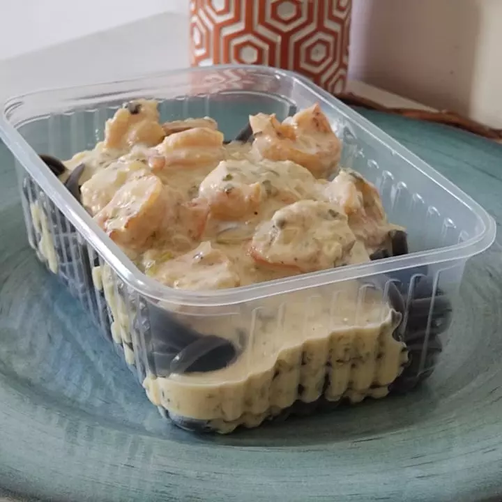 Camarão com fettuccine negro