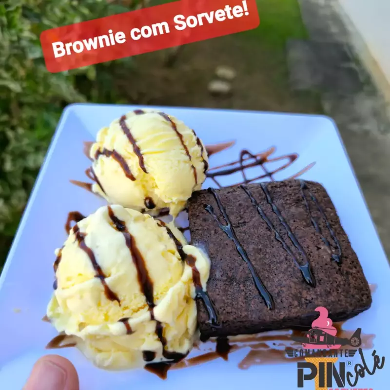 BROWNIE COM 2 BOLAS DE GELATO