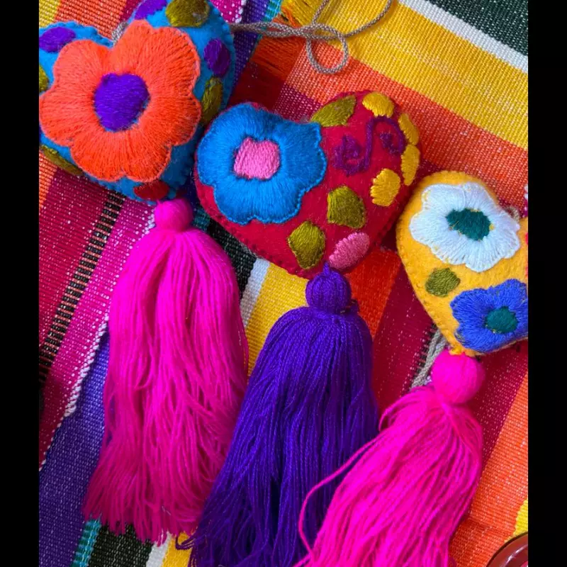 Coração bordado a mão