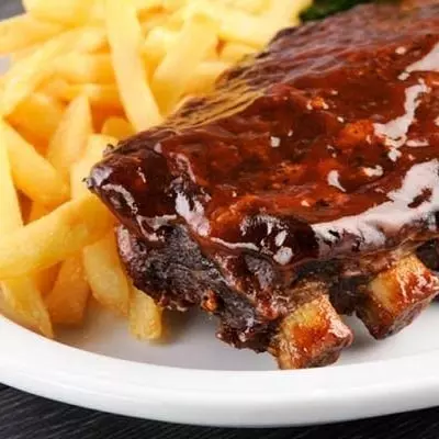 COSTELINHA COM BARBECUE E FRITAS