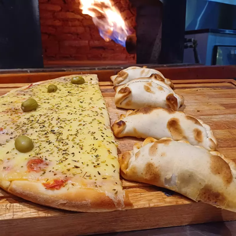 4 Empanadas + 1/2 Muzzarella