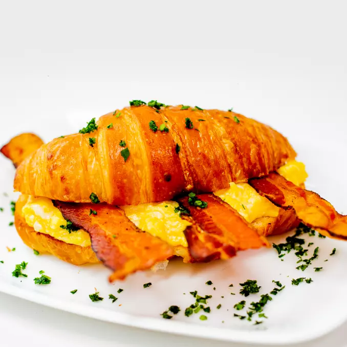 CROISSANT BACON E OVOS MEXIDOS