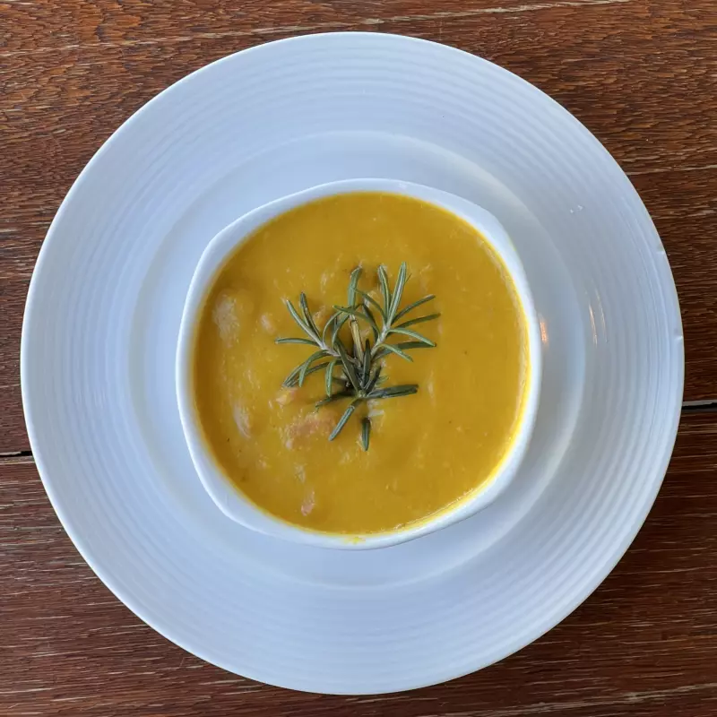 Caldo de abóbora e calabresa