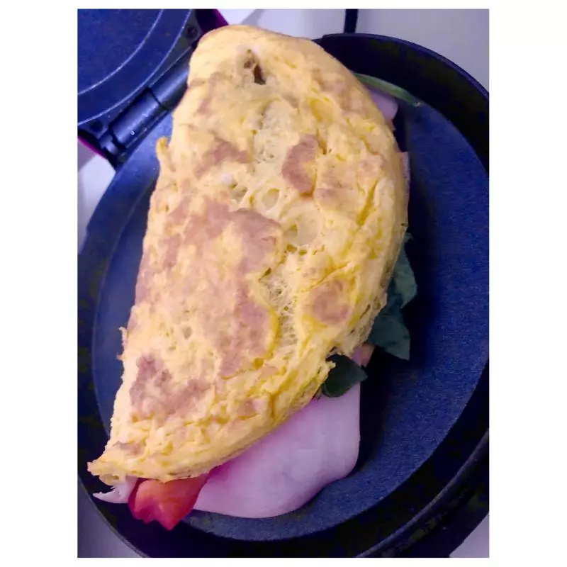 Omelette de jamón de pavo con queso