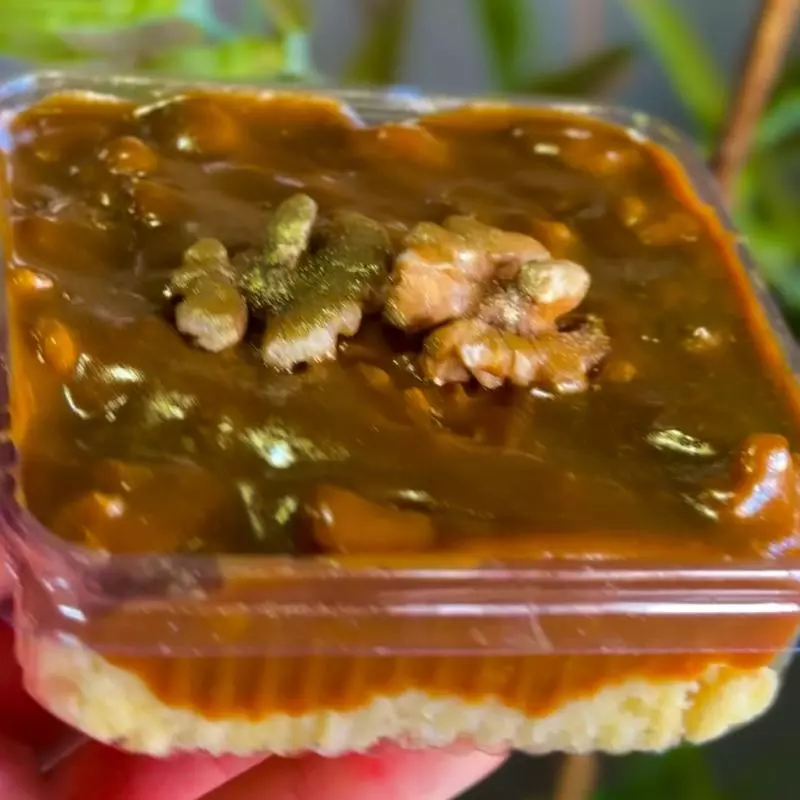 Bolo de doce de leite com nozes