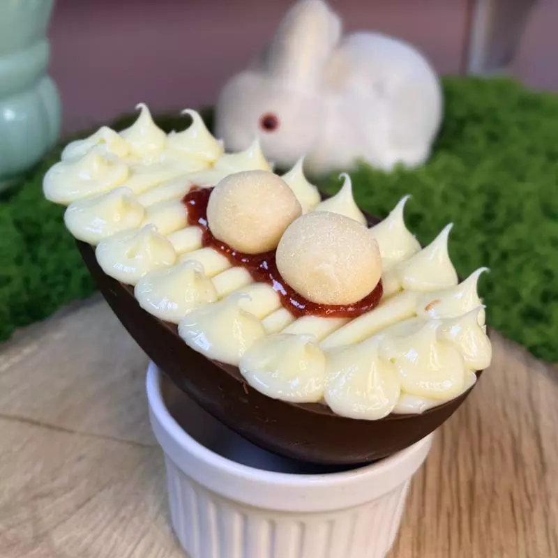 Ovo ninho com geleia de morango