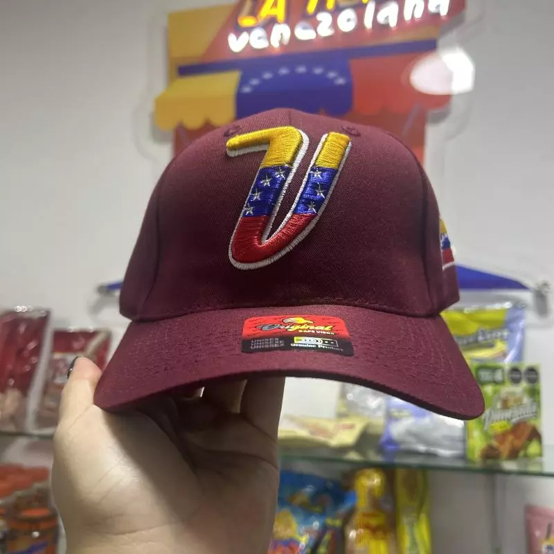 Gorra V vinotinto curva