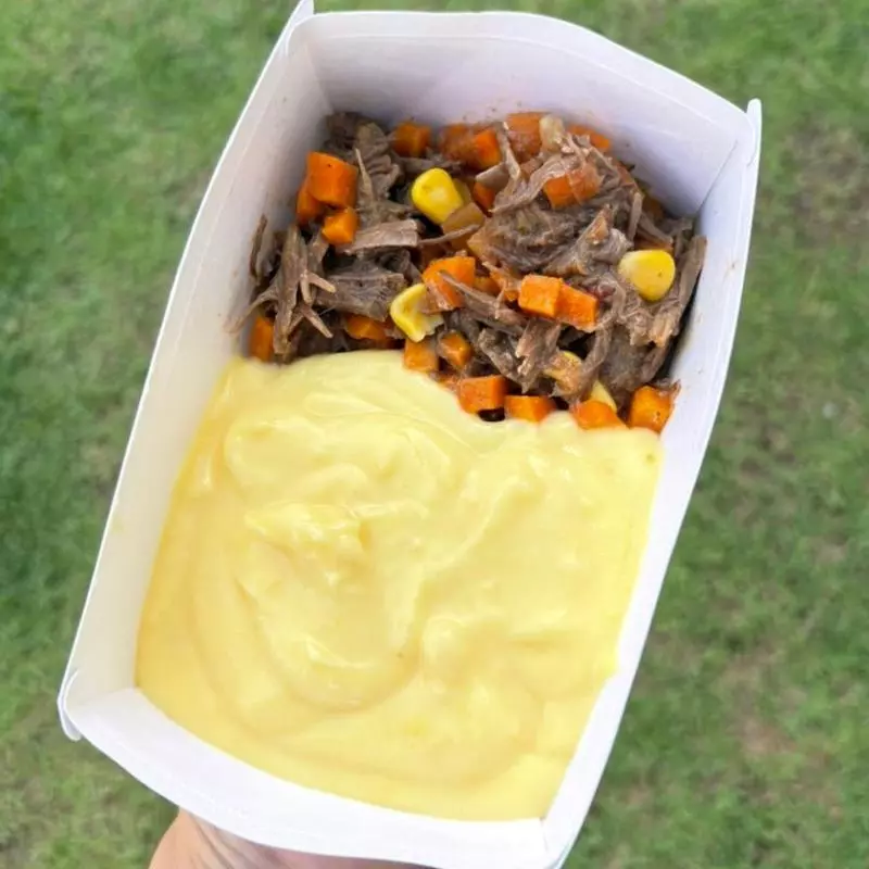 Purê batata baroa c/ carne desfiada