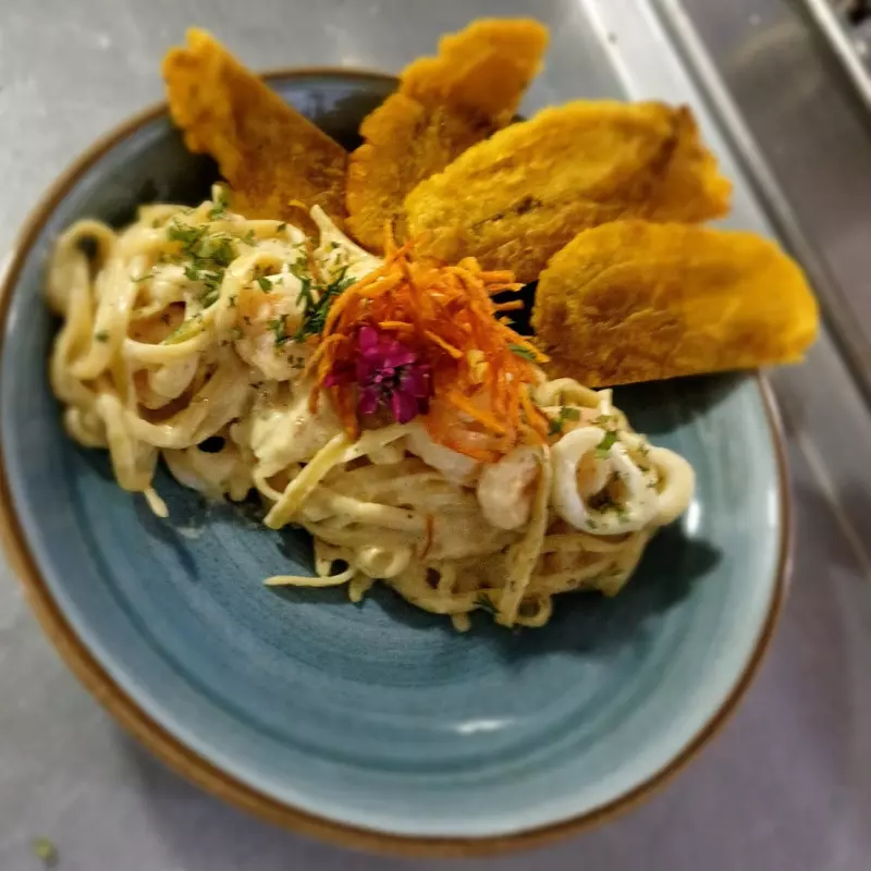 PASTA CAMARONES EN SALSA DE LA CASA