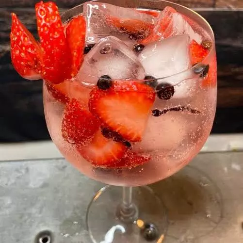 Gin tônica de morango